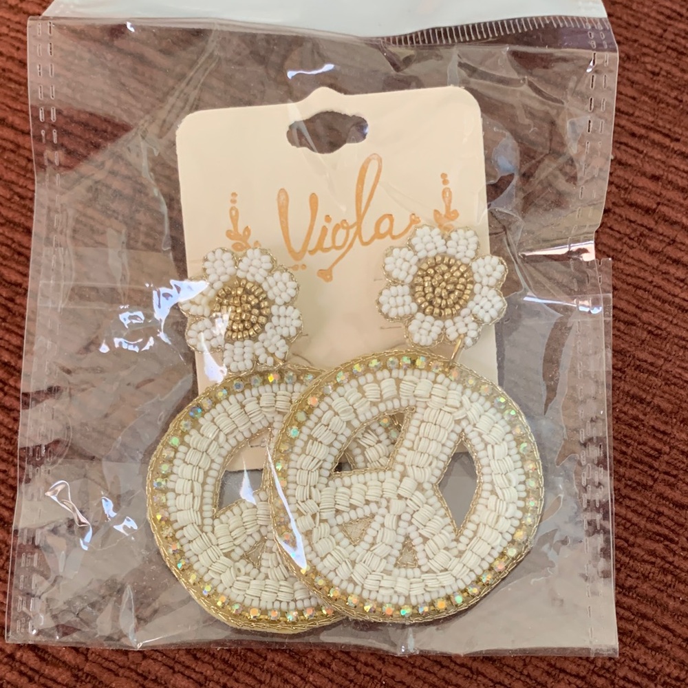 White and Gold Beaded Flower Earrings